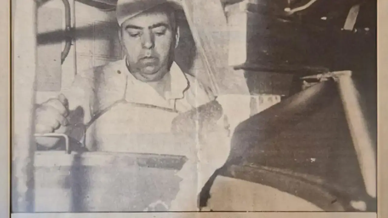 Ismael fabricando horchata-Horchatería IMA-Avenida Capuchinos-Foto antigua