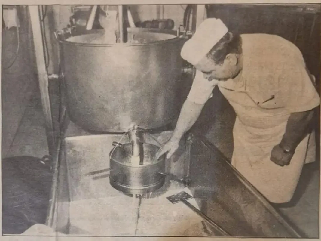 Ismael fabricando horchata-Horchatería IMA-Avenida Capuchinos-Foto antigua