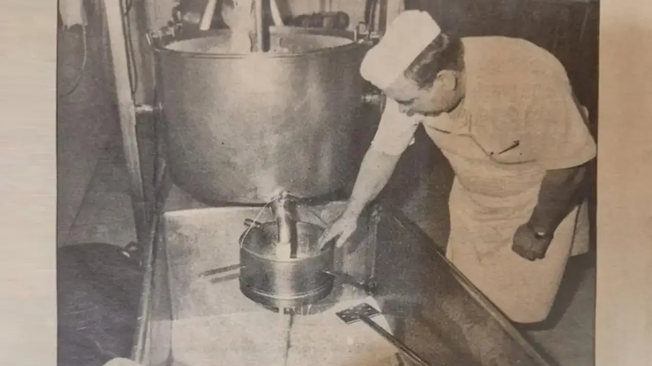 Ismael fabricando horchata-Horchatería IMA-Avenida Capuchinos-Foto antigua