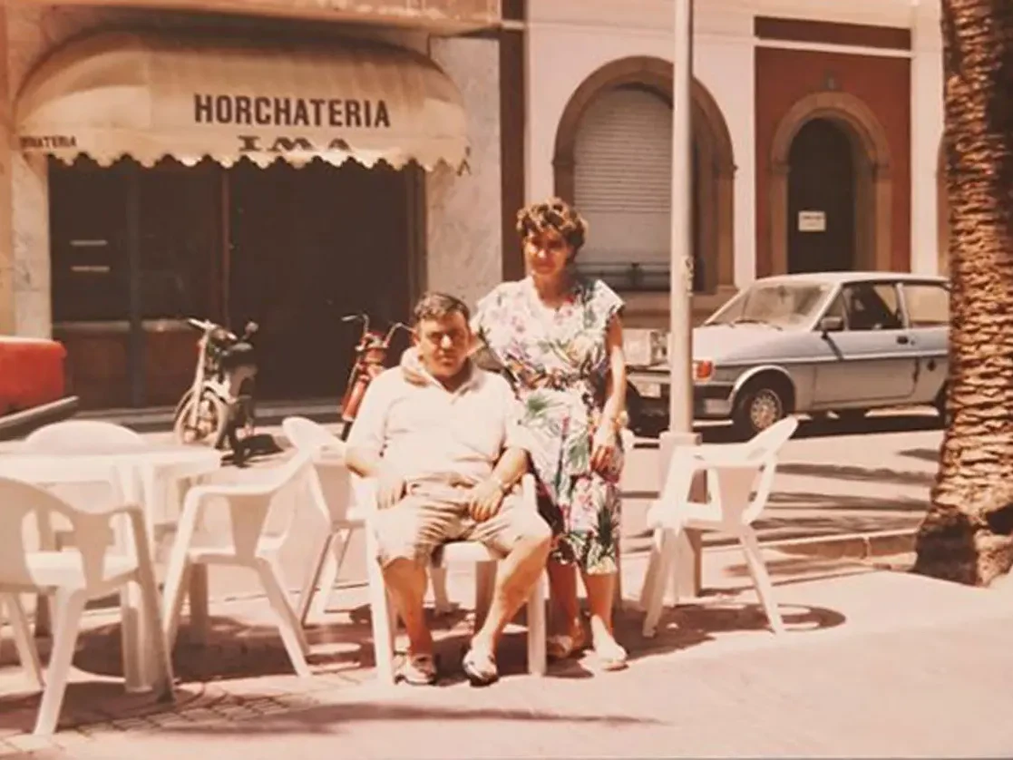 Ismael-y-Rosenda-Horchatería IMA-Avenida Capuchinos-Foto antigua